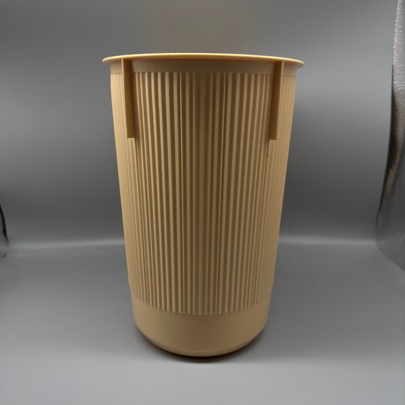 Vintage Rubbermaid trash bin in Dark Almond - Picture 3 of 6